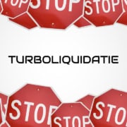 | turboliquidatie illustratie met veel rode stopborden en in het midden de tekst: turboliquidatie