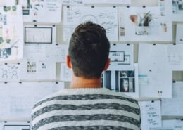 | turboliquidatie | turboliquidatie foto van een man die voor een whiteboard staat met allerlei blaadjes papier die hij bestudeert
