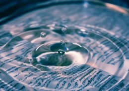 | turboliquidatie | turboliquidatie illustratie van een transparante waterplas en waterdruppel op een boek.