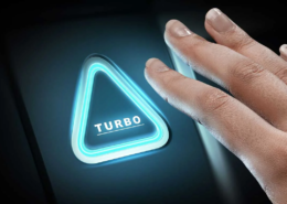 | turboliquidatie | turboliquidatie turboliquidatie web foto, met deels zichtbare hand waarbij iemand op de turbo-knop drukt.