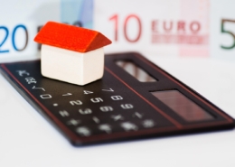 Schulden1 | turboliquidatie | turboliquidatie | turboliquidatie | turboliquidatie rekenmachine, euro's en een huisje typeren dat er een schuld is.