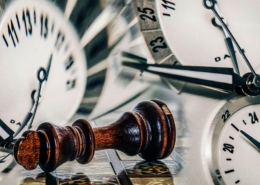 Timing1 | turboliquidatie | turboliquidatie | turboliquidatie | turboliquidatie klokken die verschillende tijden aangeven en schaakmat stuk geeft de juiste tijd weer.