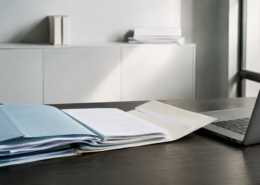 | turboliquidatie | turboliquidatie opengeslagen dossier op bureau naast laptop — voorbereiding turboliquidatie bv met activa